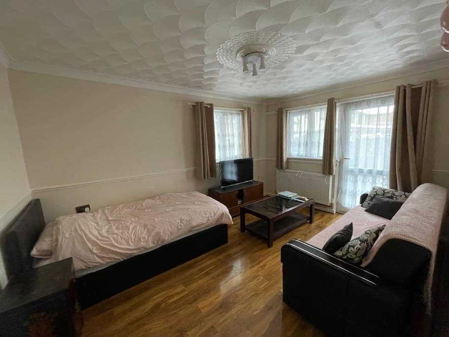 Spacious Bungalow In London, Near Central London, The Excel Centre And The O2, Ideal For Families Bagian luar foto